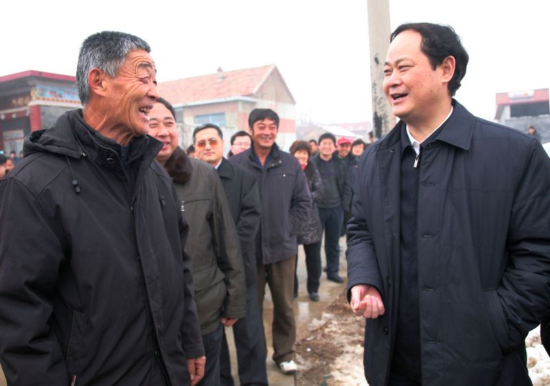 赵启全(右一)与当地干部群众交流