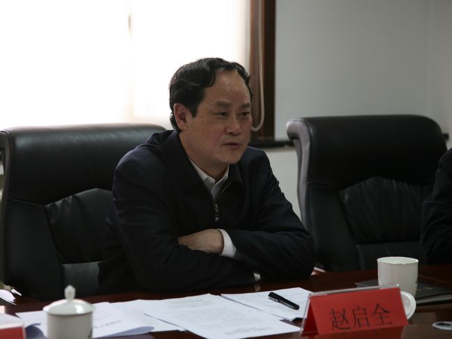 赵启全(右二)听取市公共资源交易中心负责人工作汇报